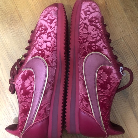 Women Nike Velour sneakers - Picture 4 of 8